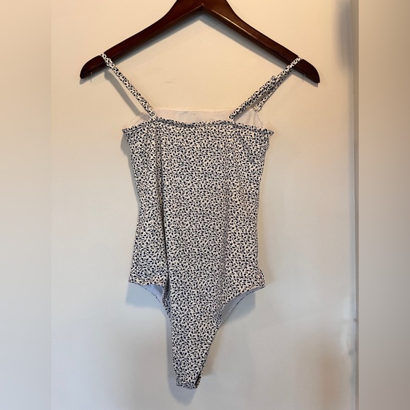 Only one piece strapless size small - Picture 3 of 5